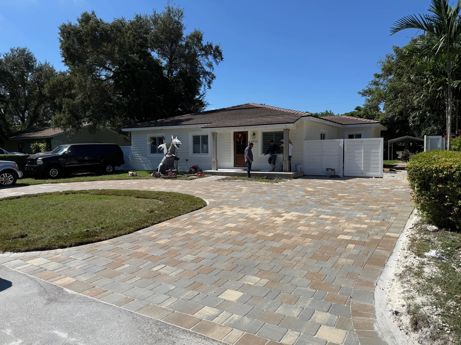 Tumbled pavers being set around the curve of a circular driveway, Miami, FL